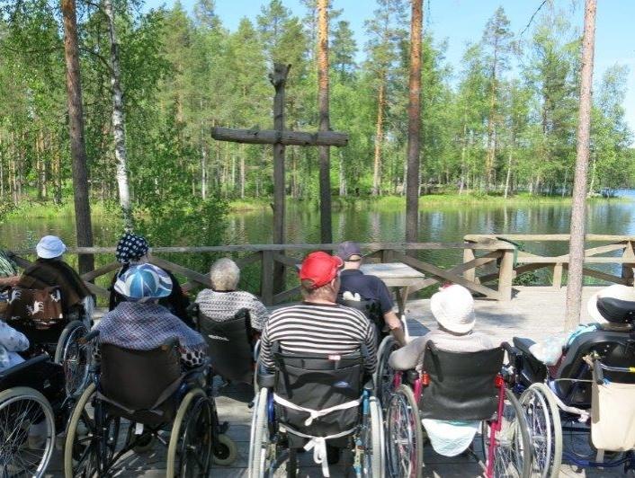 Tehostettu palveluasuminen Tehostetulla palveluasumisella tarkoitetaan asumismuotoa, joka sijoittuu hoidon ja hoivan porrastuksessa kodin ja laitoshoidon väliin.