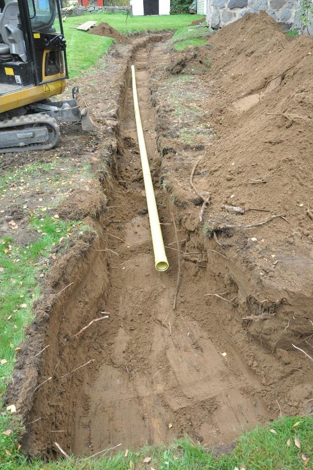 19 3.6. Kirkon eteläpuoli 1) Kirkon eteläpuolinen sadevesiviemärioja kaivettiin 70 80 cm:n syvyyteen. Maassa oli irtoluita, mutta ehjiä hautoja ei todettu.