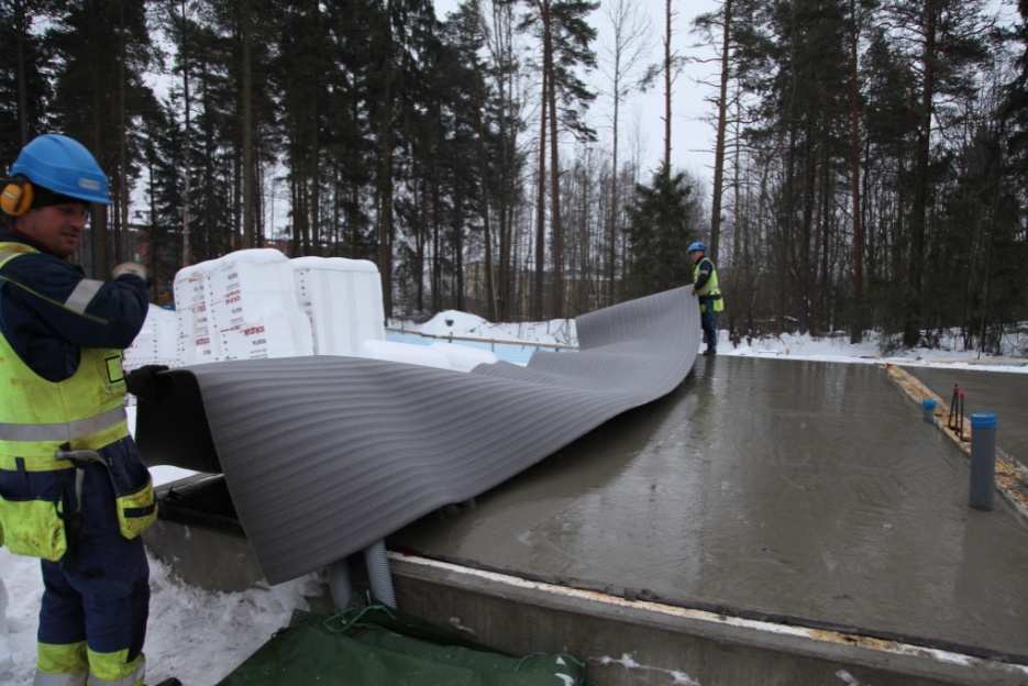 Betonin kovettumisen nopeuttaminen Pidetään betonivalu lämpimänä eristämällä ja suojaamalla Muotit eristettyjä / lämmitettäviä Maa- alusta lämmitetty Rakenteen lämmitys Rakennetta lämmitetään