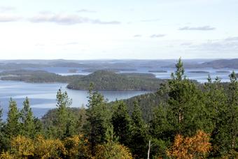Täyssinän raja vanhaa valtarajaa keskelle Inarijärveä Inarijärvi, Konesniemi Läntinen Inari Inarinkylä Ukonjärvi Sovintovaara Ukko Sietsualui ~ Sovintosaari Itä-Inari