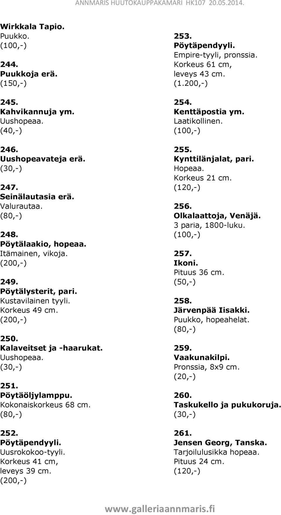 253. Pöytäpendyyli. Empire-tyyli, pronssia. Korkeus 61 cm, leveys 43 cm. (1.200,-) 254. Kenttäpostia ym. Laatikollinen. 255. Kynttilänjalat, pari. Korkeus 21 cm. 256. Olkalaattoja, Venäjä.