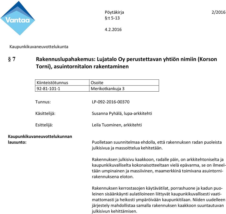 Rakennuksen julkisivu kaakkoon, radalle päin, on arkkitehtoniselta ja kaupunkikuvalliselta kokonaisotteeltaan vielä epävarma, se on ilmeeltään umpinainen ja massiivinen, maamerkkinä toimivana