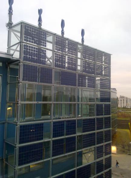 Return Cooling water from boreholes Supply Return a) Room controller TC TE ME Room TE Thermostat District heat substation Aurinkopaneelien pinta-ala on yhteensä 570 m 2, osa integroitu julkisivuun,