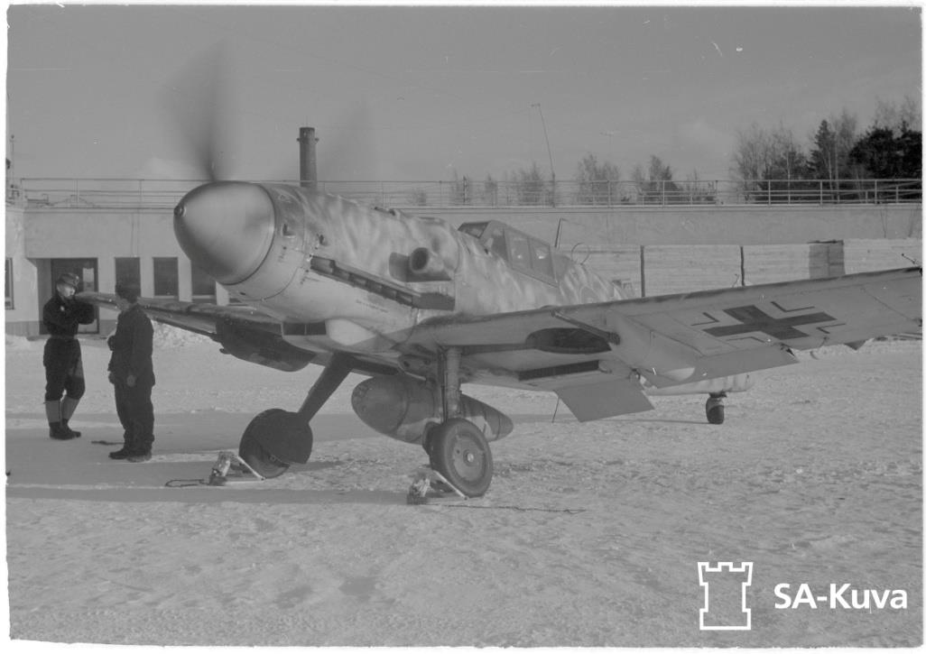 Lewens konetyyppi Messerschmitt Bf 109 G-6 (yölentovarustus) osallistui pommitusten