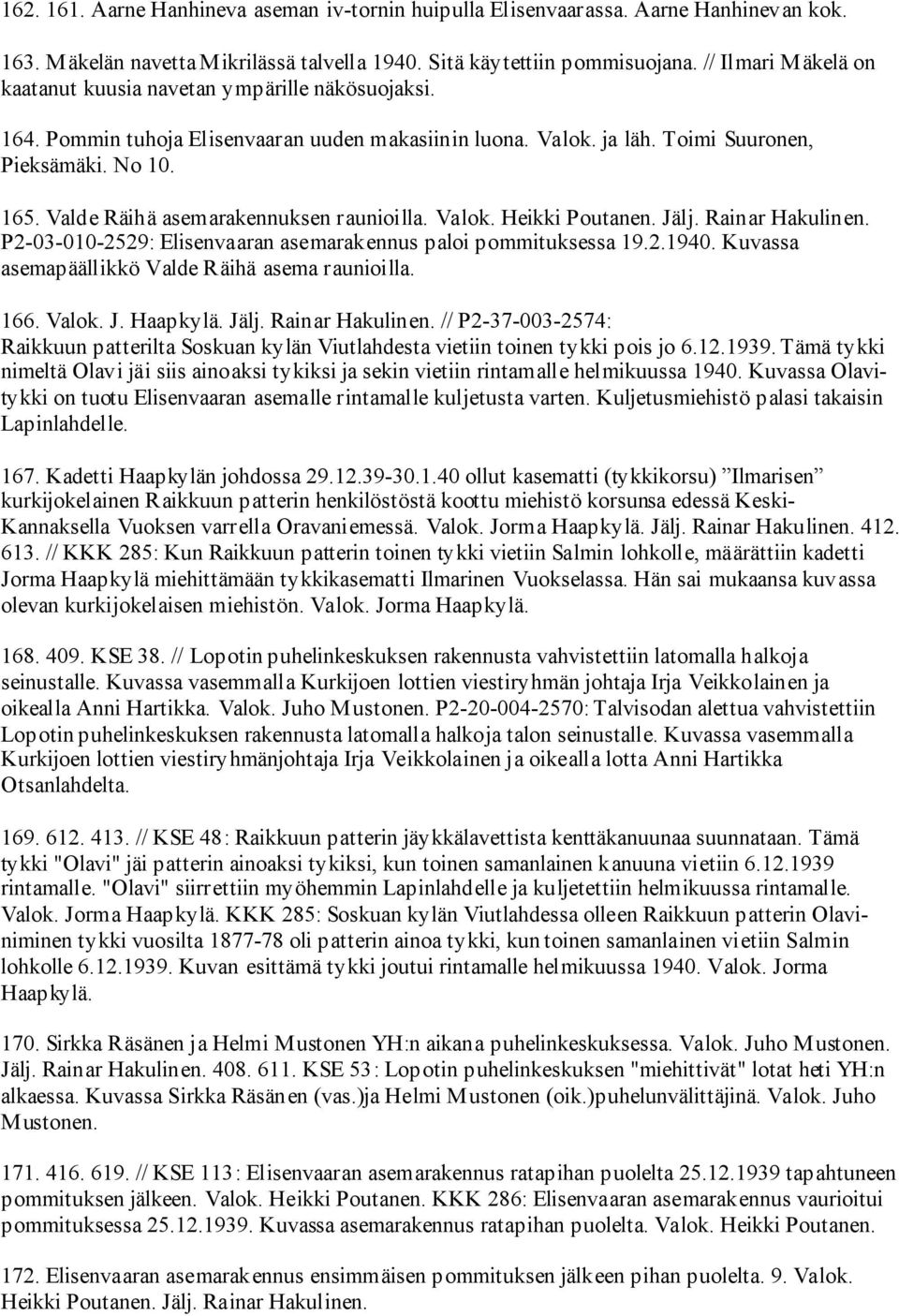 Valde Räihä asemarakennuksen raunioilla. Valok. Heikki Poutanen. Jälj. Rainar Hakulinen. P2-03-010-2529: Elisenvaaran asemarakennus paloi pommituksessa 19.2.1940.