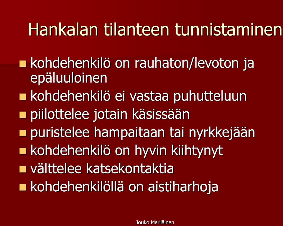 jotain käsissään puristelee hampaitaan tai nyrkkejään kohdehenkilö