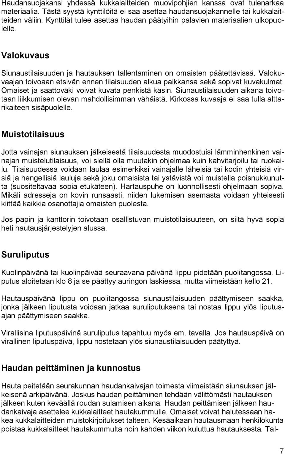 Valokuvaajan toivoaan etsivän ennen tilaisuuden alkua paikkansa sekä sopivat kuvakulmat. Omaiset ja saattoväki voivat kuvata penkistä käsin.