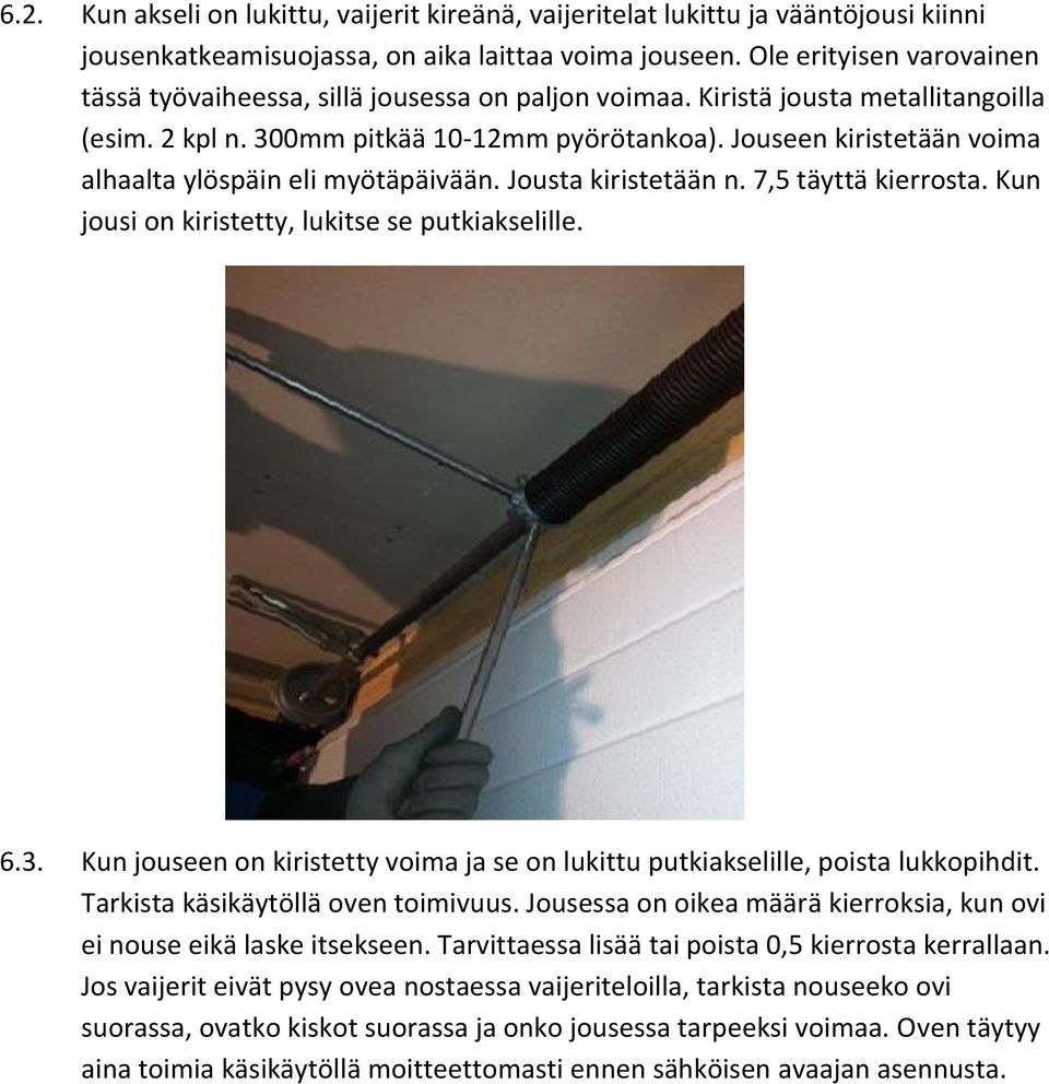 Jouseen kiristetään voima alhaalta ylöspäin eli myötäpäivään. Jousta kiristetään n. 7,5 täyttä kierrosta. Kun jousi on kiristetty, lukitse se putkiakselille. 6.3.