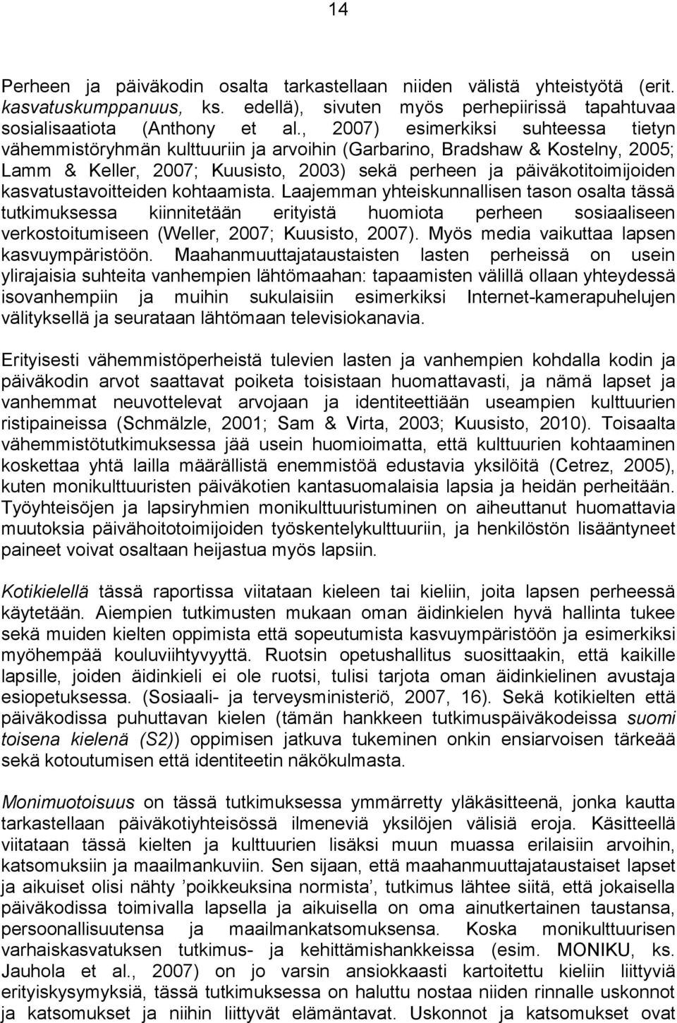 kasvatustavoitteiden kohtaamista. Laajemman yhteiskunnallisen tason osalta tässä tutkimuksessa kiinnitetään erityistä huomiota perheen sosiaaliseen verkostoitumiseen (Weller, 2007; Kuusisto, 2007).