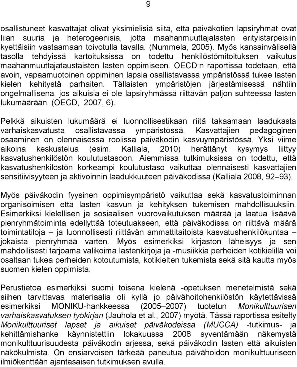 OECD:n raportissa todetaan, että avoin, vapaamuotoinen oppiminen lapsia osallistavassa ympäristössä tukee lasten kielen kehitystä parhaiten.