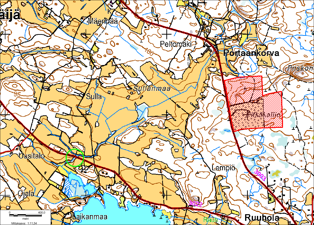 Kuva 12. Pintavesien pääasiallinen valumasuunta hankealueen eteläpuoliseen ojastoon. Lempäälän vesistötarkkailun 2013 lähin ojavesien havaintopiste ympyröity. Pohjakartta: MML.