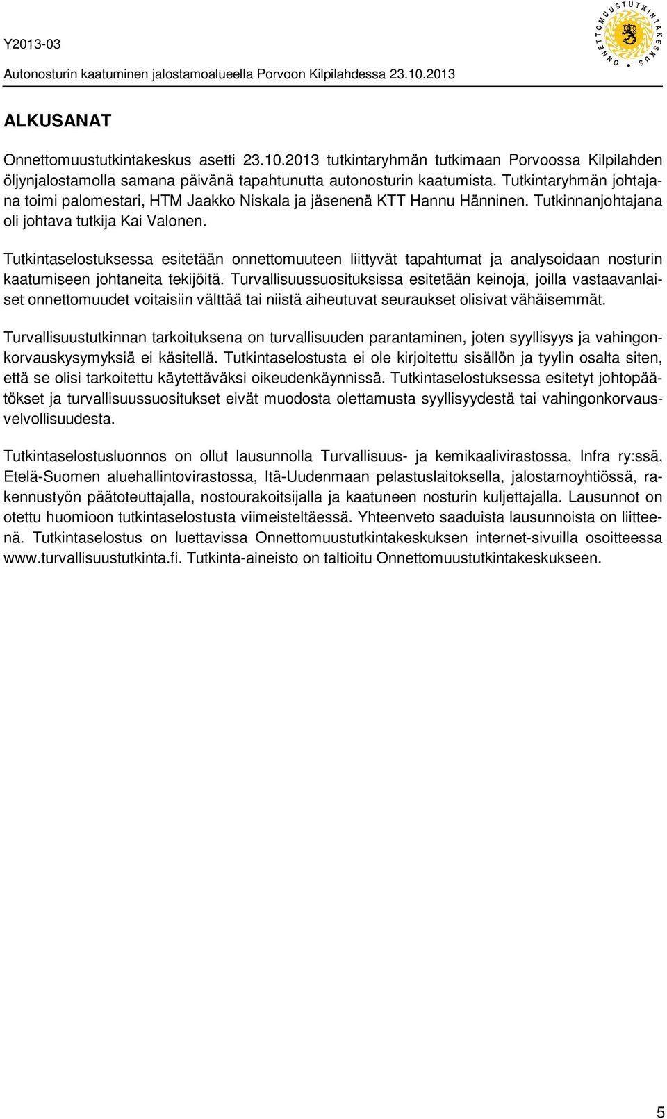 Tutkintaselostuksessa esitetään onnettomuuteen liittyvät tapahtumat ja analysoidaan nosturin kaatumiseen johtaneita tekijöitä.