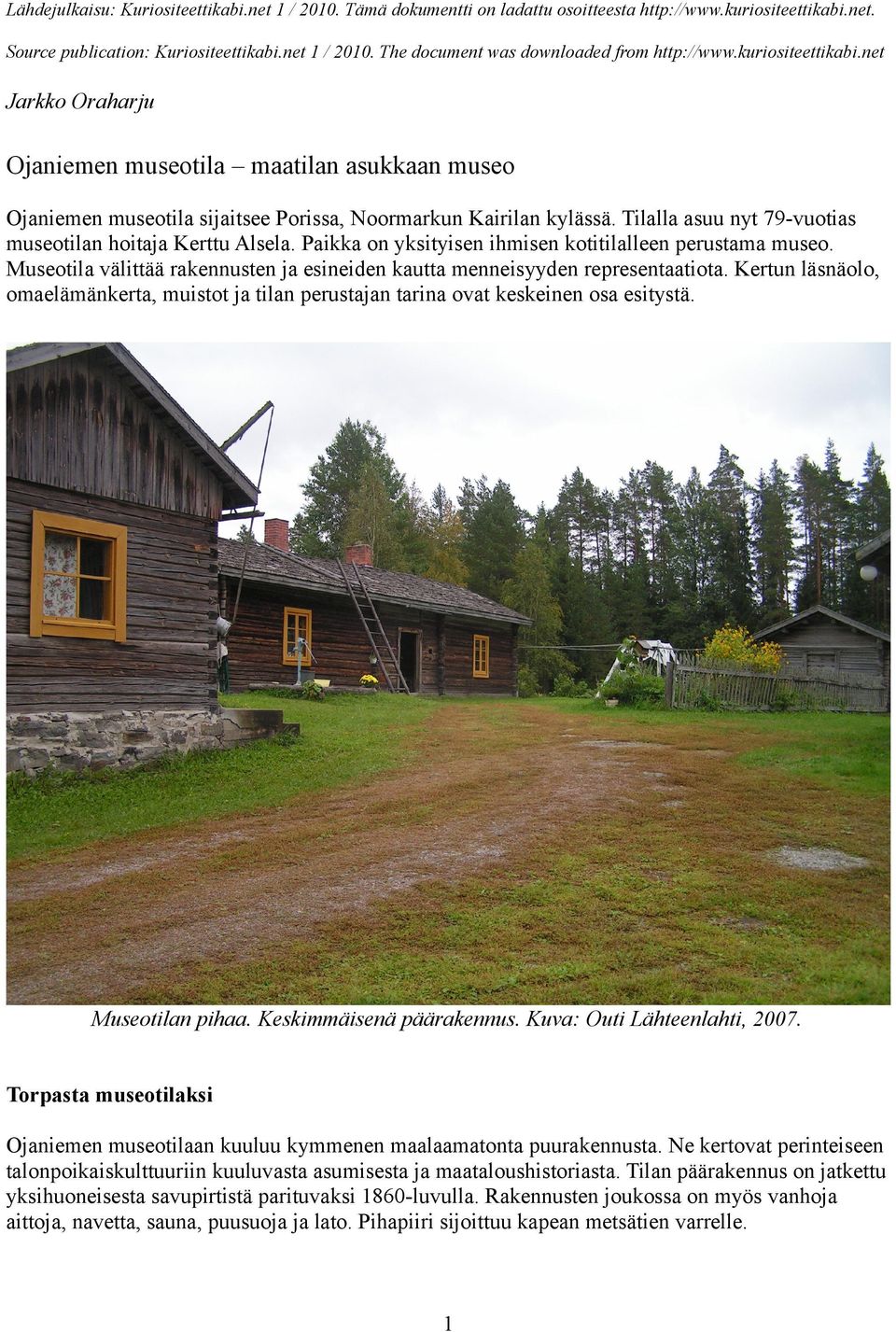 Kertun läsnäolo, omaelämänkerta, muistot ja tilan perustajan tarina ovat keskeinen osa esitystä. Museotilan pihaa. Keskimmäisenä päärakennus. Kuva: Outi Lähteenlahti, 2007.