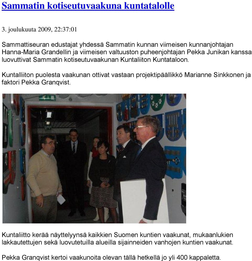 puheenjohtajan Pekka Junikan kanssa luovuttivat Sammatin kotiseutuvaakunan Kuntaliiton Kuntataloon.