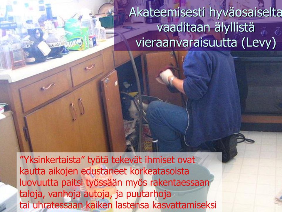taloja, vanhoja autoja, ja puutarhoja tai uhratessaan kaiken lastensa kasvattamiseksi Kaikissa