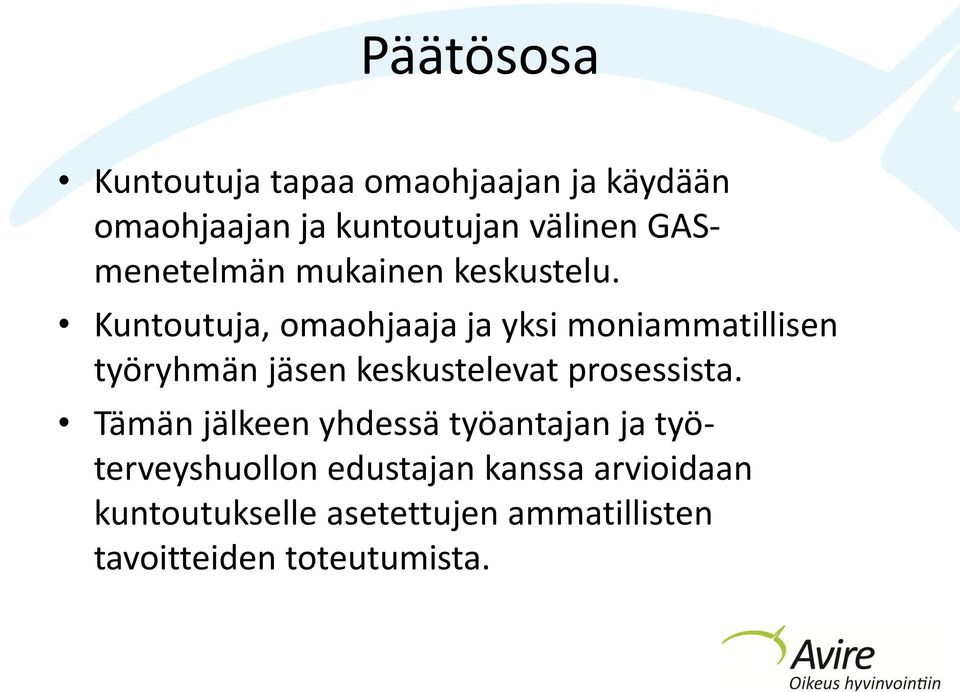 Kuntoutuja, omaohjaaja ja yksi moniammatillisen työryhmän jäsen keskustelevat prosessista.