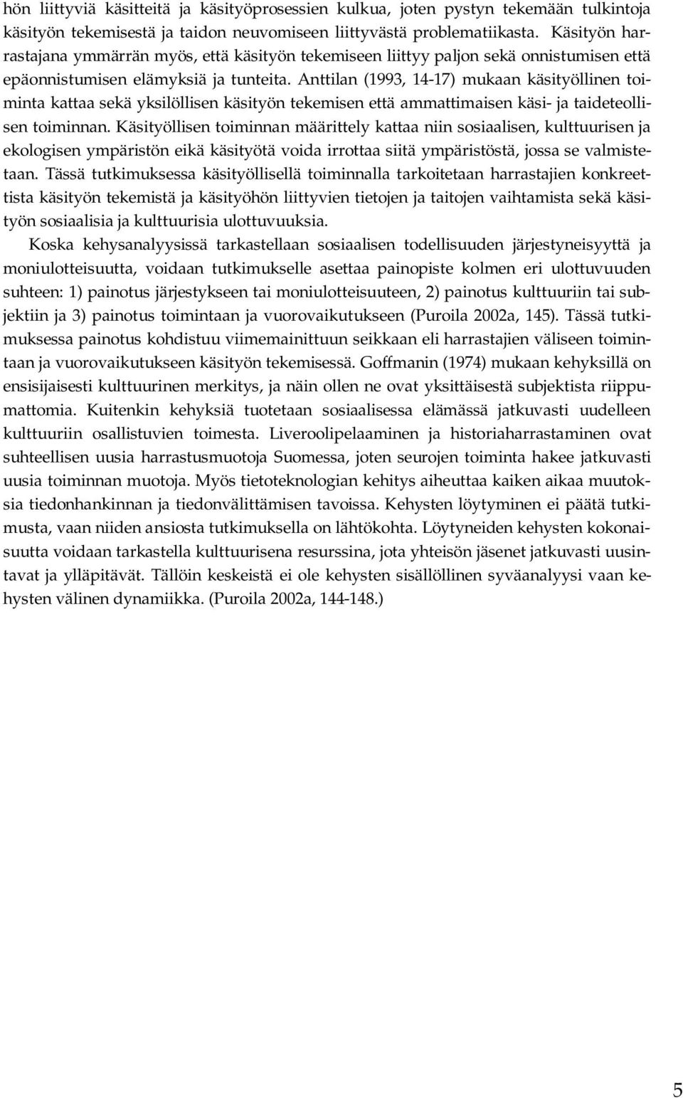 Anttilan (1993, 14-17) mukaan käsityöllinen toiminta kattaa sekä yksilöllisen käsityön tekemisen että ammattimaisen käsi- ja taideteollisen toiminnan.
