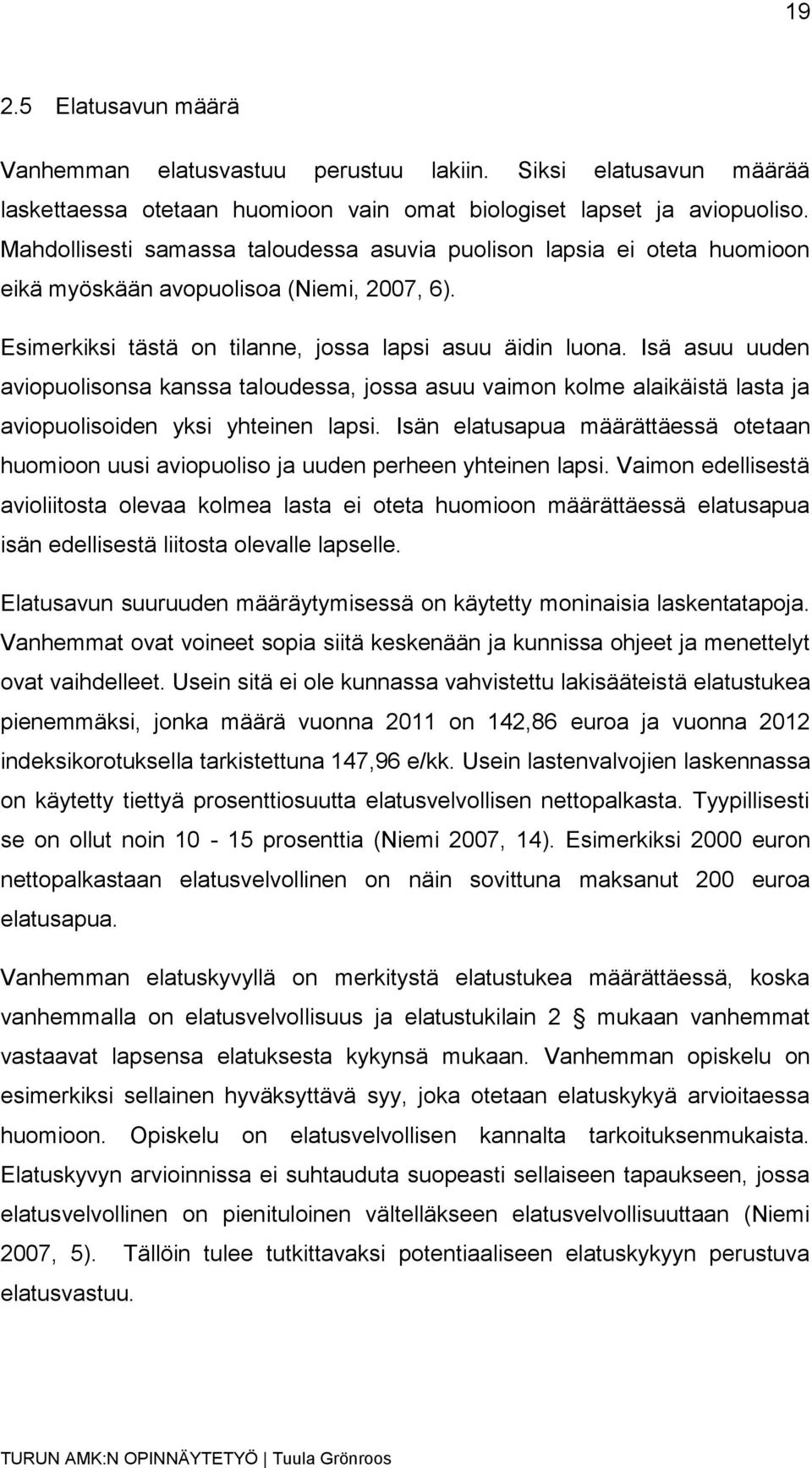 Isä asuu uuden aviopuolisonsa kanssa taloudessa, jossa asuu vaimon kolme alaikäistä lasta ja aviopuolisoiden yksi yhteinen lapsi.