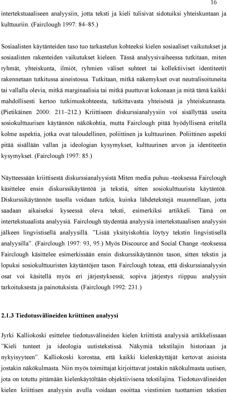 Tässä analyysivaiheessa tutkitaan, miten ryhmät, yhteiskunta, ilmiöt, ryhmien väliset suhteet tai kollektiiviset identiteetit rakennetaan tutkitussa aineistossa.