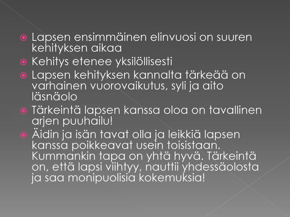 tavallinen arjen puuhailu! Äidin ja isän tavat olla ja leikkiä lapsen kanssa poikkeavat usein toisistaan.