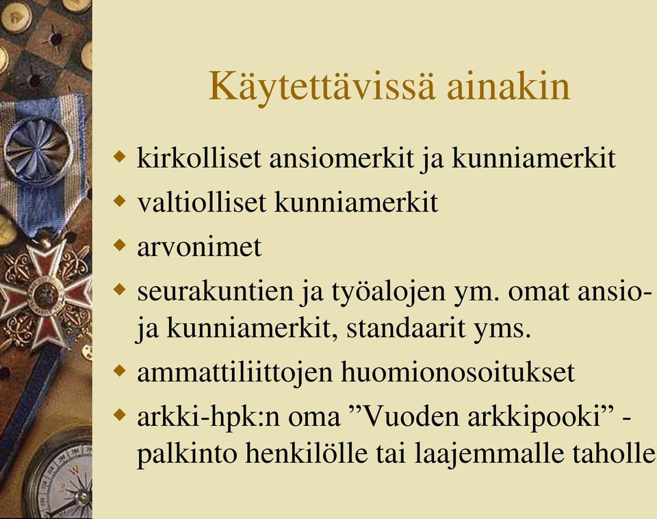 omat ansioja kunniamerkit, standaarit yms.