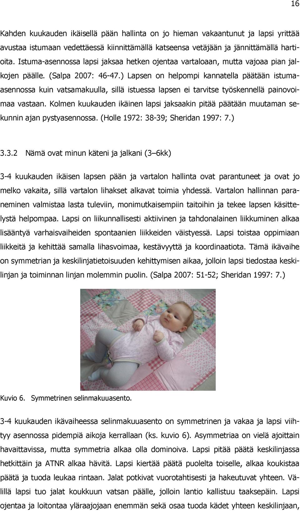 ) Lapsen on helpompi kannatella päätään istumaasennossa kuin vatsamakuulla, sillä istuessa lapsen ei tarvitse työskennellä painovoimaa vastaan.
