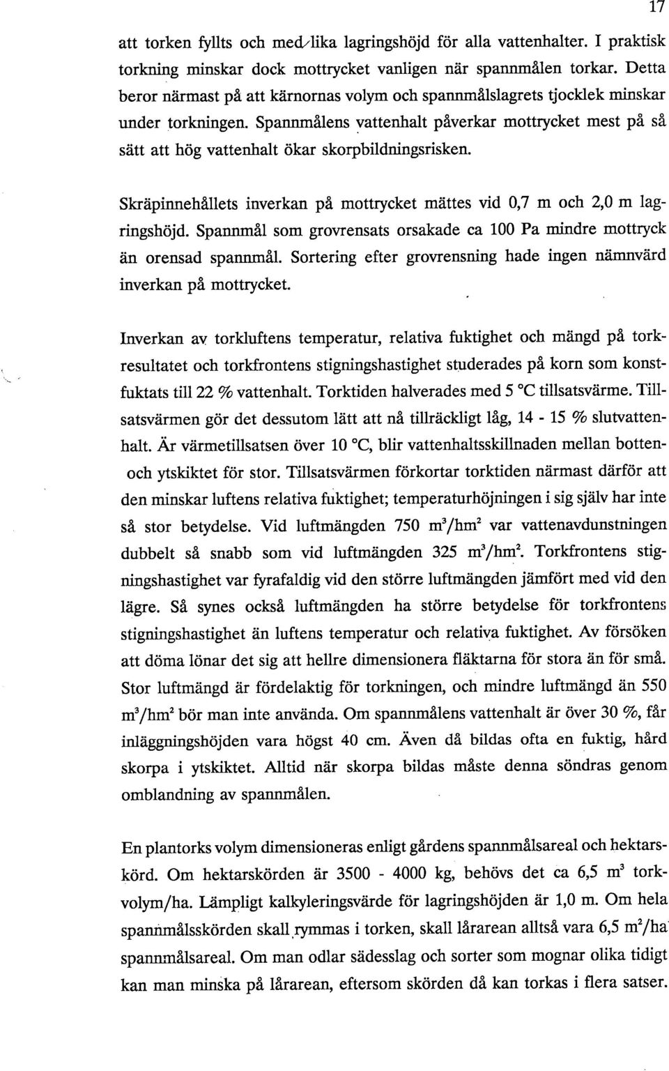 Spannmålens vattenhalt påverkar mottrycket mest på så sätt att hög vattenhalt ökar skorpbildningsrisken. Skräpinnehållets inverkan på mottrycket mättes vid 0,7 m och 2,0 m lagringshöjd.