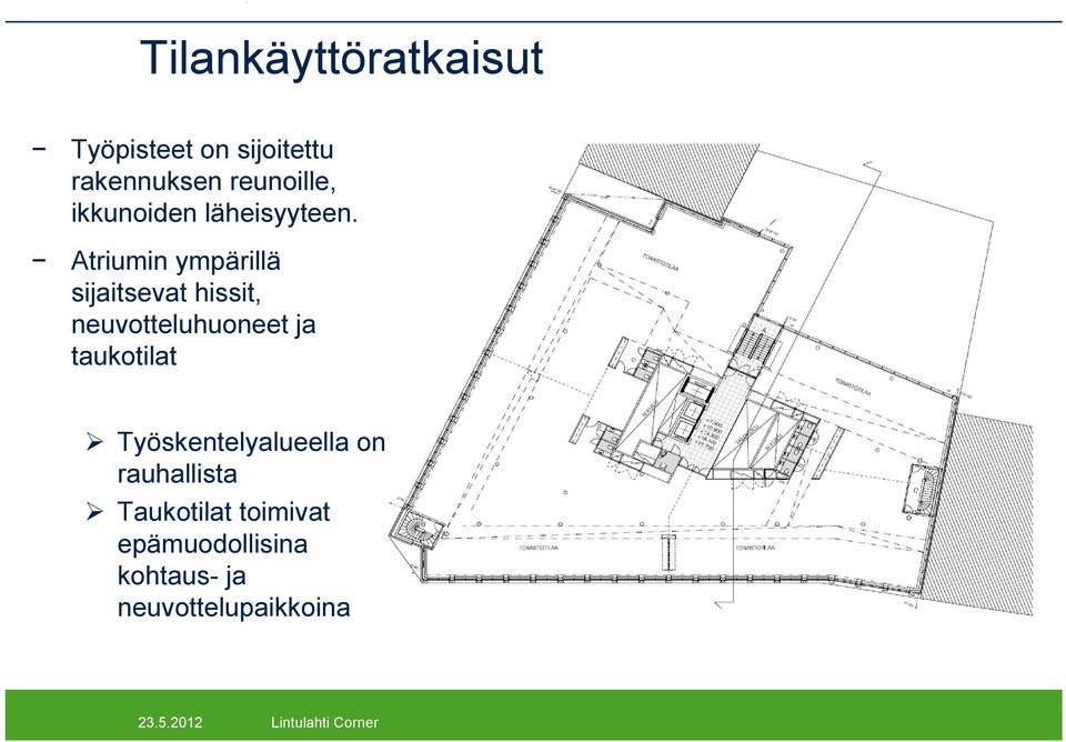 Atriumin ympärillä sijaitsevat hissit, neuvotteluhuoneet ja