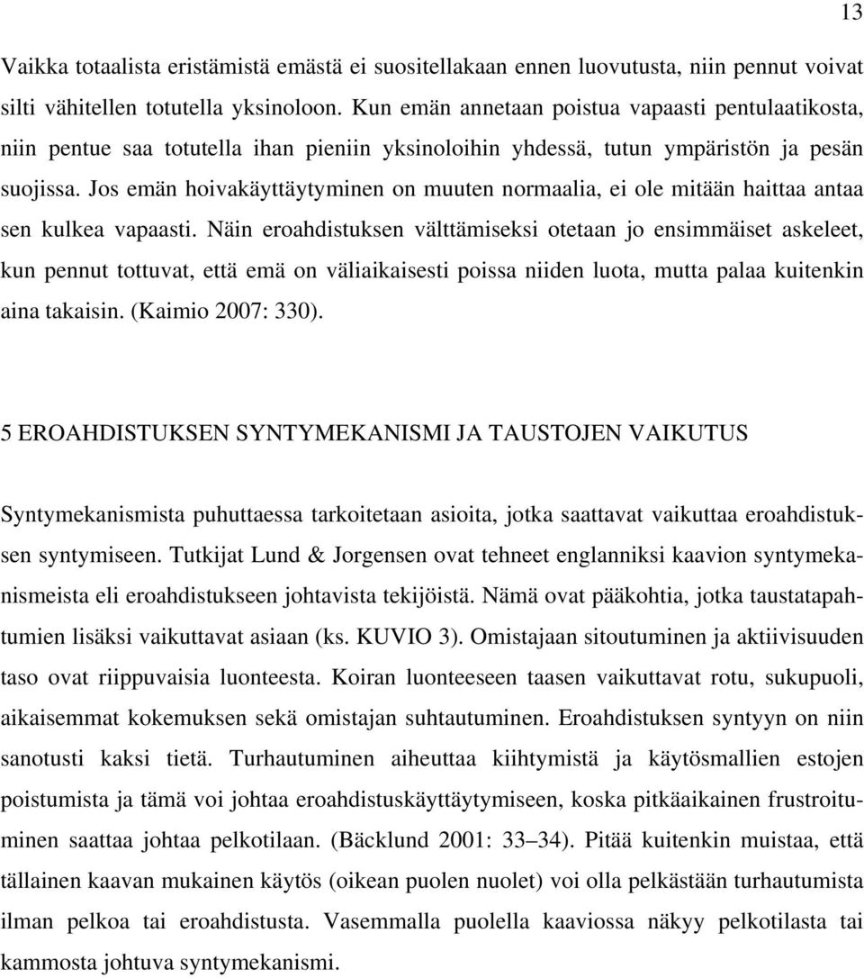 Jos emän hoivakäyttäytyminen on muuten normaalia, ei ole mitään haittaa antaa sen kulkea vapaasti.