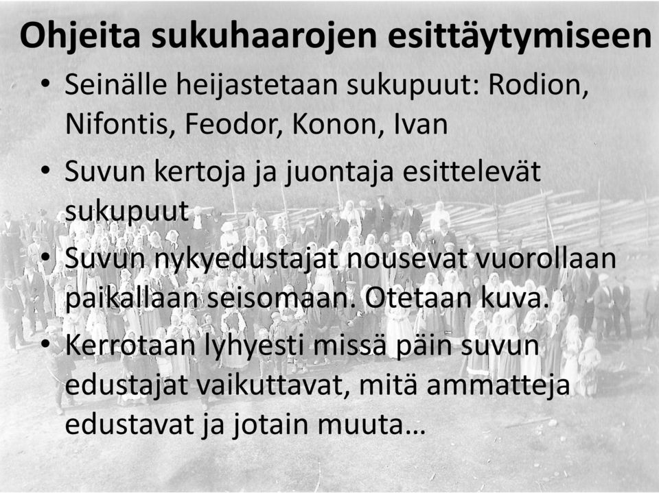 nykyedustajat nousevat vuorollaan paikallaan seisomaan. Otetaan kuva.