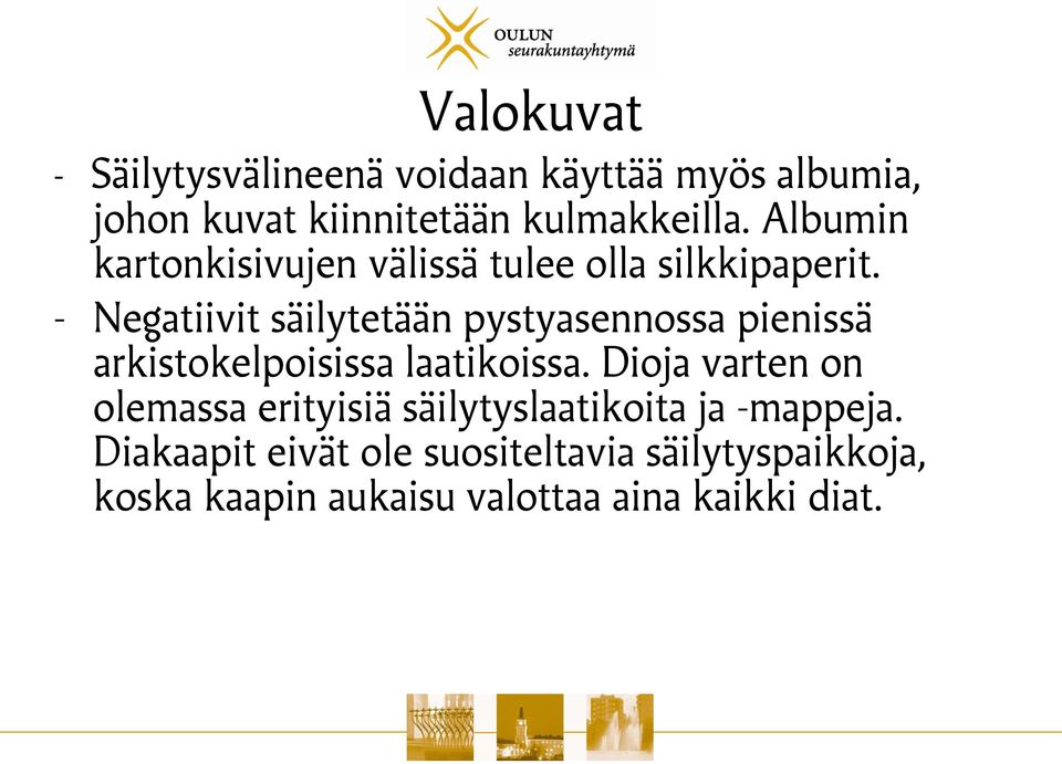 - Negatiivit säilytetään pystyasennossa pienissä arkistokelpoisissa laatikoissa.