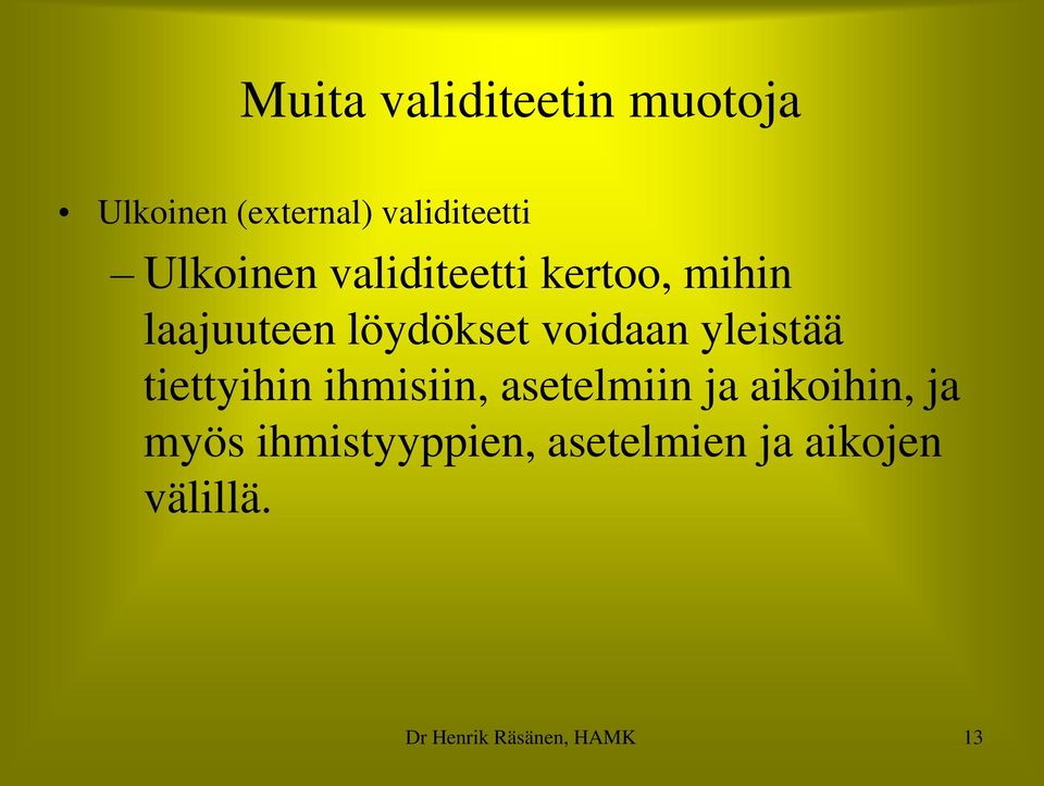 yleistää tiettyihin ihmisiin, asetelmiin ja aikoihin, ja myös