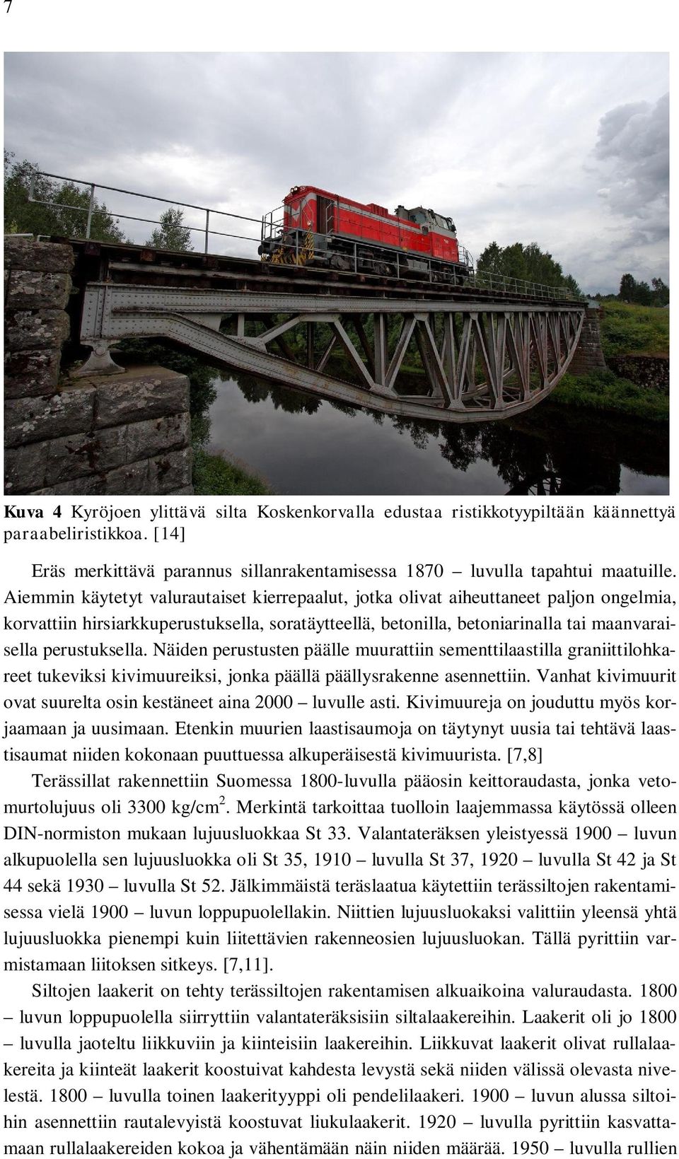 Näiden perustusten päälle muurattiin sementtilaastilla graniittilohkareet tukeviksi kivimuureiksi, jonka päällä päällysrakenne asennettiin.