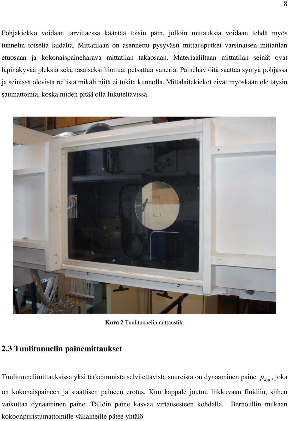 Materiaaliltaan mittatilan seinät ovat läpinäkyvää pleksiä sekä tasaiseksi hiottua, petsattua vaneria.