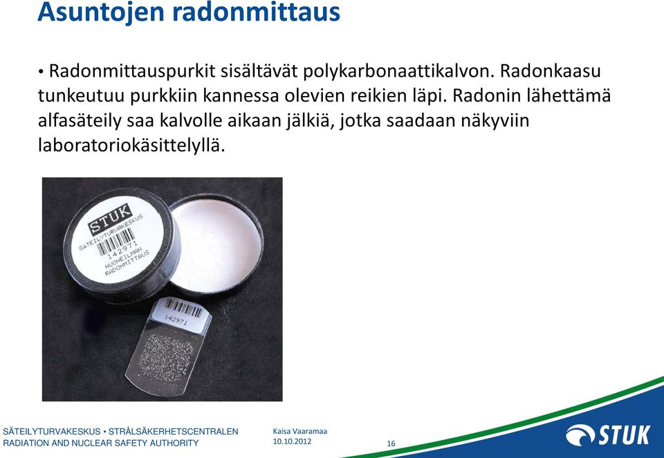 Radonkaasu tunkeutuu purkkiin kannessa olevien reikien läpi.