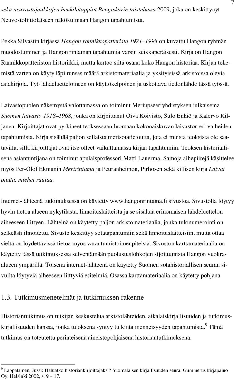 Kirja on Hangon Rannikkopatteriston historiikki, mutta kertoo siitä osana koko Hangon historiaa.