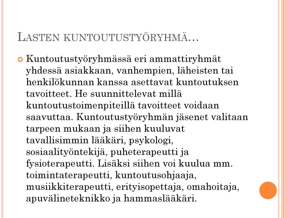 Kuntoutustyöryhmän jäsenet valitaan tarpeen mukaan ja siihen kuuluvat tavallisimmin lääkäri, psykologi, sosiaalityöntekijä, puheterapeutti