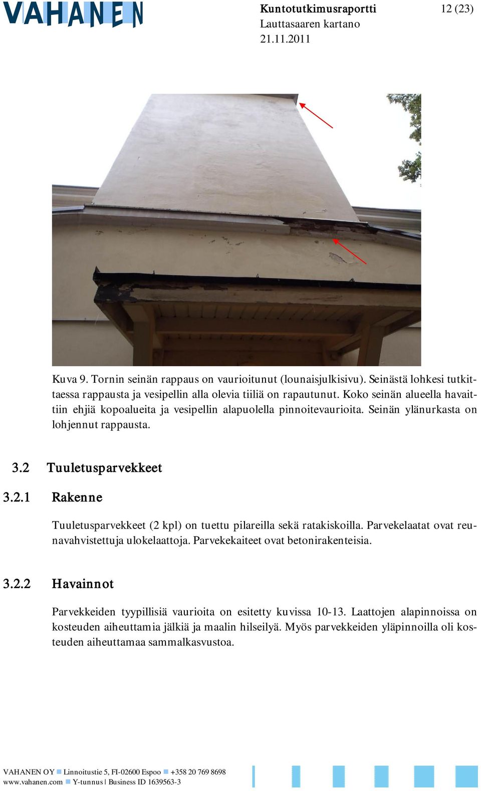 Tuuletusparvekkeet 3.2.1 Rakenne Tuuletusparvekkeet (2 kpl) on tuettu pilareilla sekä ratakiskoilla. Parvekelaatat ovat reunavahvistettuja ulokelaattoja. Parvekekaiteet ovat betonirakenteisia. 3.2.2 Havainnot Parvekkeiden tyypillisiä vaurioita on esitetty kuvissa 10-13.