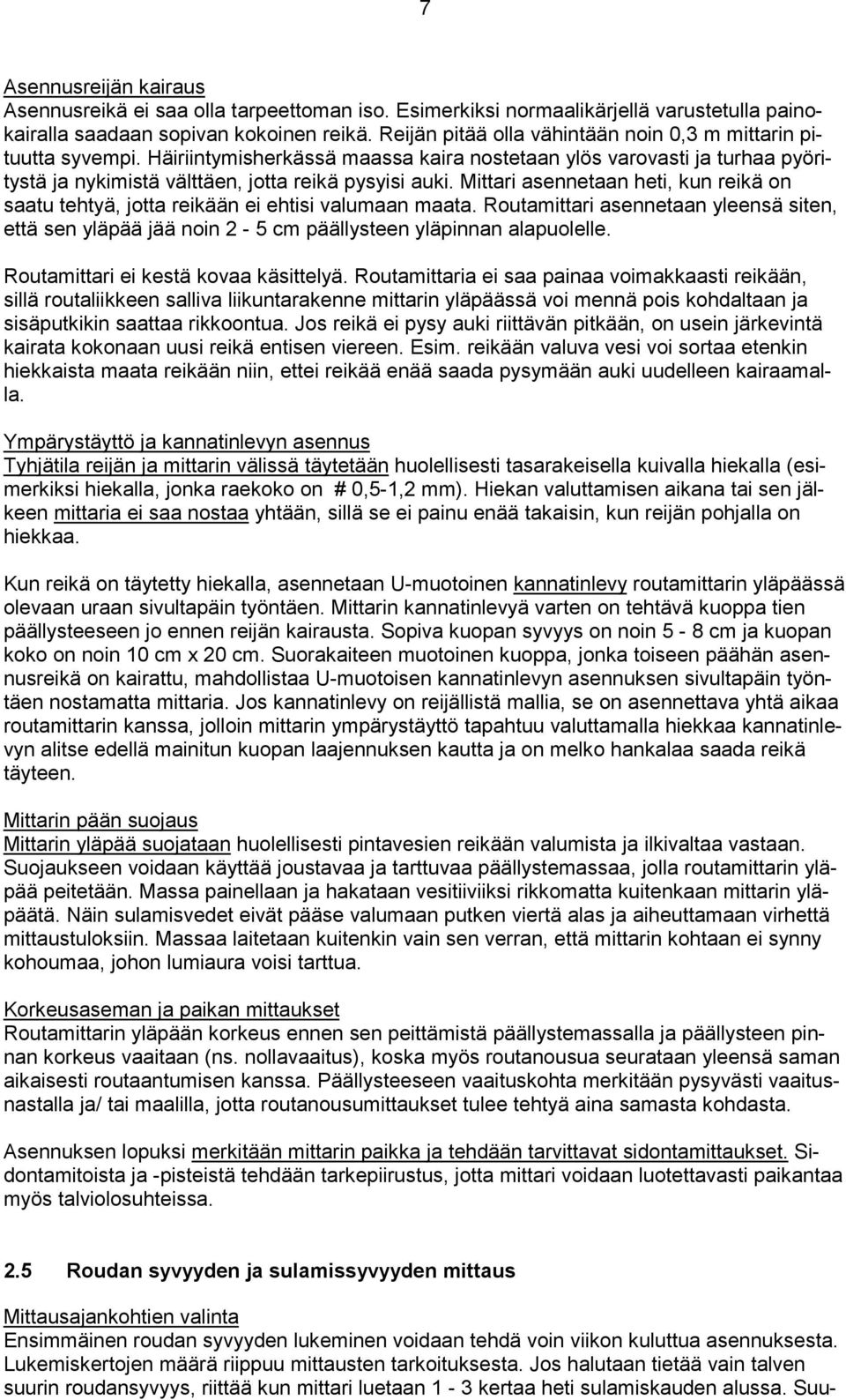 Mittari asennetaan heti, kun reikä on saatu tehtyä, jotta reikään ei ehtisi valumaan maata. Routamittari asennetaan yleensä siten, että sen yläpää jää noin 2-5 cm päällysteen yläpinnan alapuolelle.