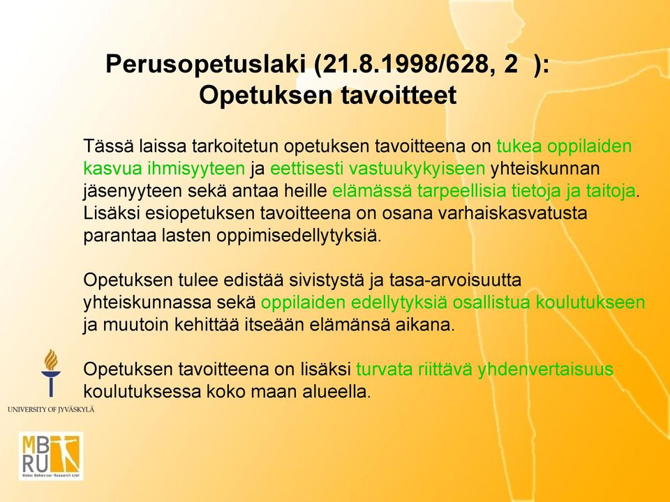 yhteiskunnan jäsenyyteen sekä antaa heille elämässä tarpeellisia tietoja ja taitoja.