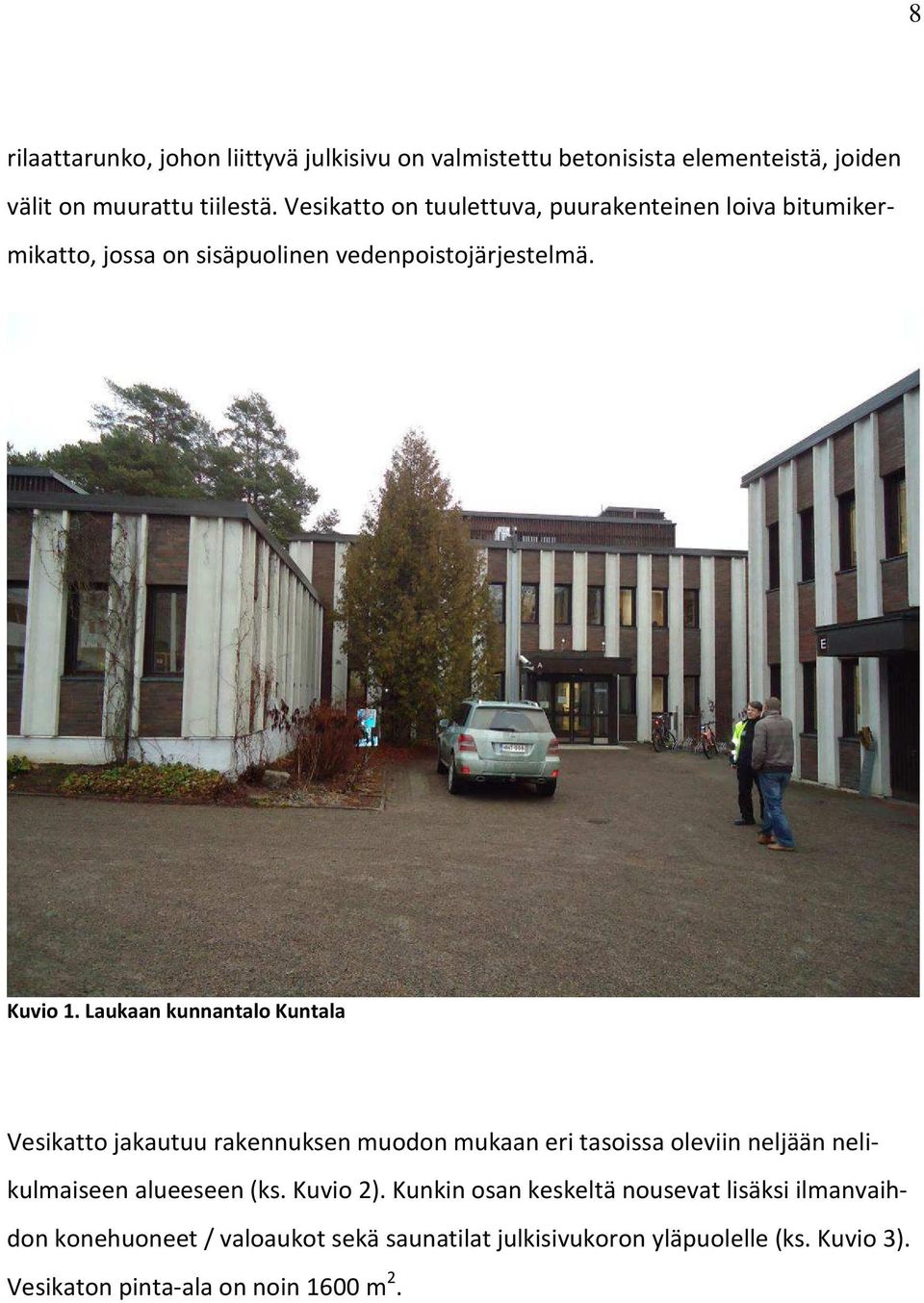 Laukaan kunnantalo Kuntala Vesikatto jakautuu rakennuksen muodon mukaan eri tasoissa oleviin neljään nelikulmaiseen alueeseen (ks.