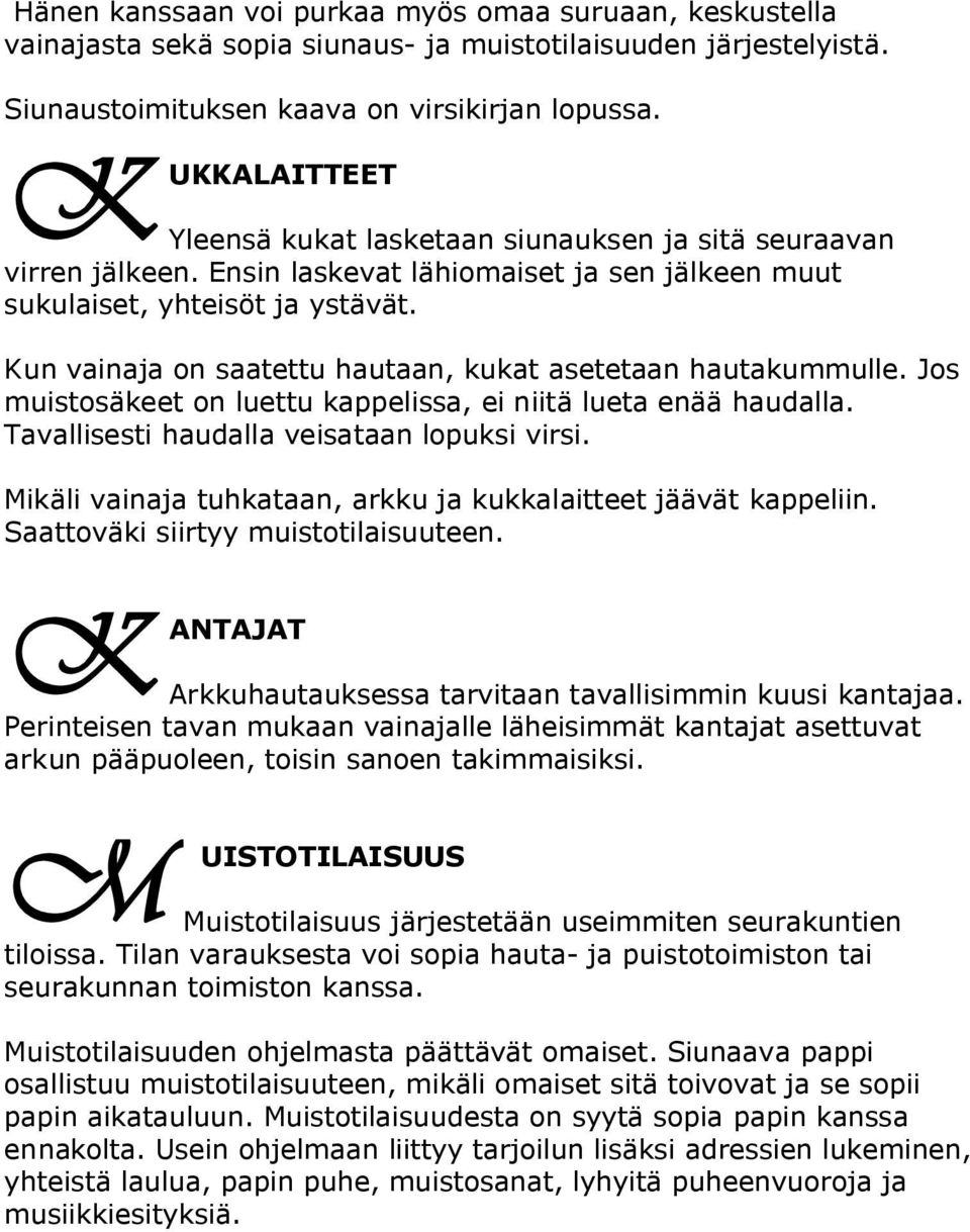 Kun vainaja on saatettu hautaan, kukat asetetaan hautakummulle. Jos muistosäkeet on luettu kappelissa, ei niitä lueta enää haudalla. Tavallisesti haudalla veisataan lopuksi virsi.