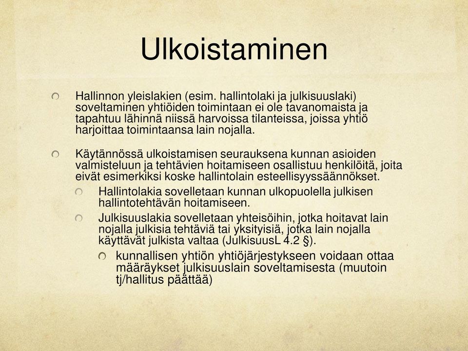 Käytännössä ulkoistamisen seurauksena kunnan asioiden valmisteluun ja tehtävien hoitamiseen osallistuu henkilöitä, joita eivät esimerkiksi koske hallintolain esteellisyyssäännökset.