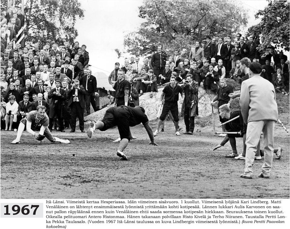 Lännen lukkari Aulis Karvonen on saanut pallon räpyläänsä ennen kuin Venäläinen ehtii saada sormensa kotipesän hiekkaan. Seurauksena toinen kuollut.