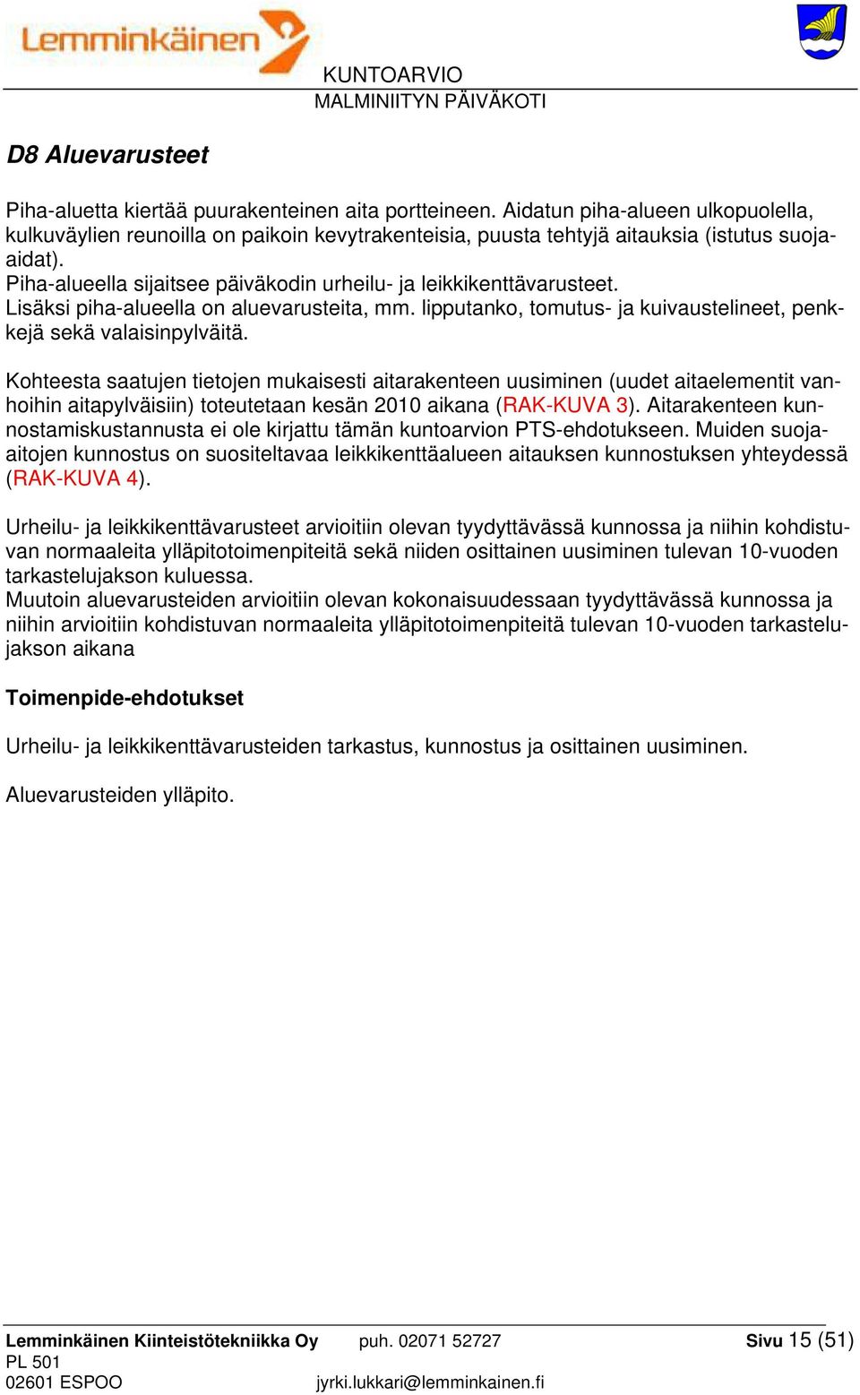 Piha-alueella sijaitsee päiväkodin urheilu- ja leikkikenttävarusteet. Lisäksi piha-alueella on aluevarusteita, mm. lipputanko, tomutus- ja kuivaustelineet, penkkejä sekä valaisinpylväitä.