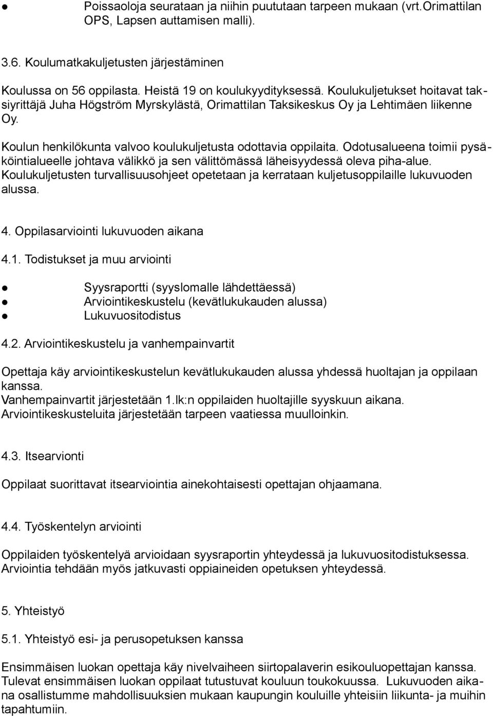 Koulun henkilökunta valvoo koulukuljetusta odottavia oppilaita. Odotusalueena toimii pysäköintialueelle johtava välikkö ja sen välittömässä läheisyydessä oleva piha-alue.