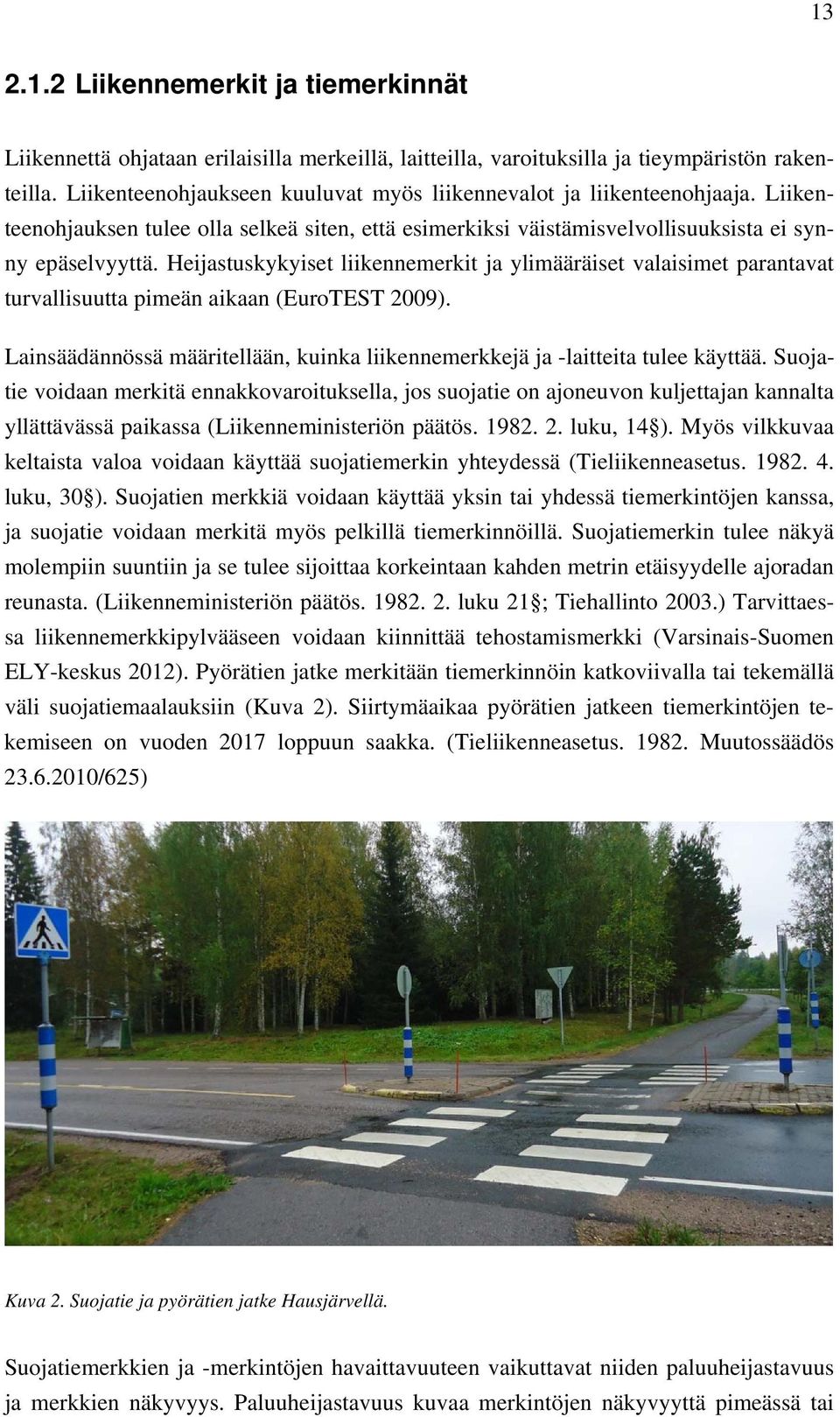 Heijastuskykyiset liikennemerkit ja ylimääräiset valaisimet parantavat turvallisuutta pimeän aikaan (EuroTEST 2009). Lainsäädännössä määritellään, kuinka liikennemerkkejä ja -laitteita tulee käyttää.