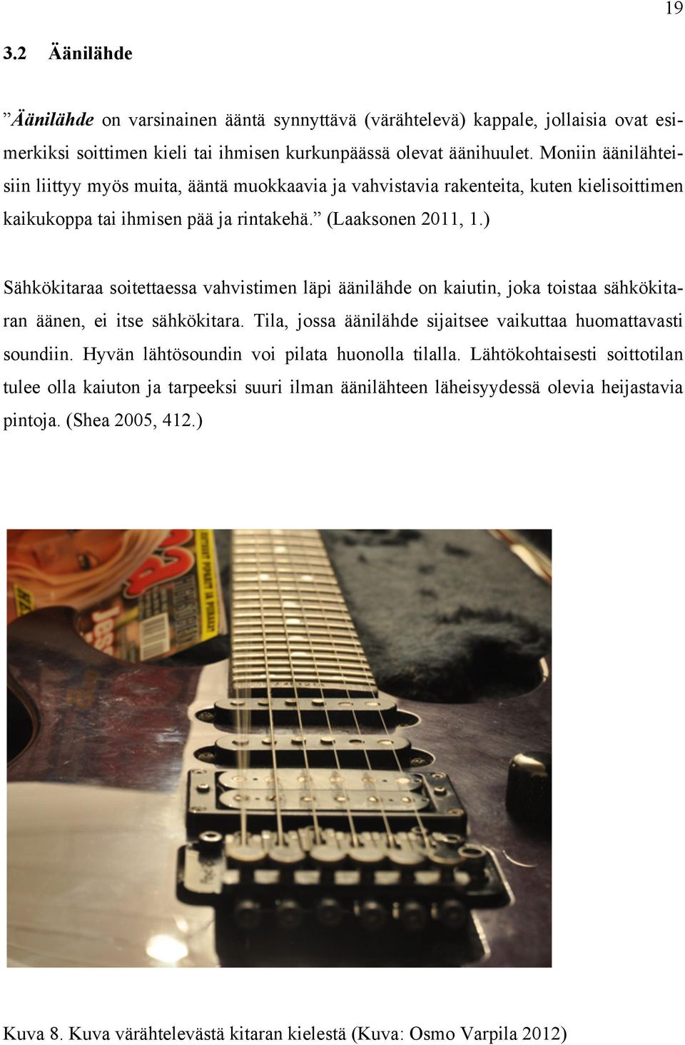 ) Sähkökitaraa soitettaessa vahvistimen läpi äänilähde on kaiutin, joka toistaa sähkökitaran äänen, ei itse sähkökitara. Tila, jossa äänilähde sijaitsee vaikuttaa huomattavasti soundiin.
