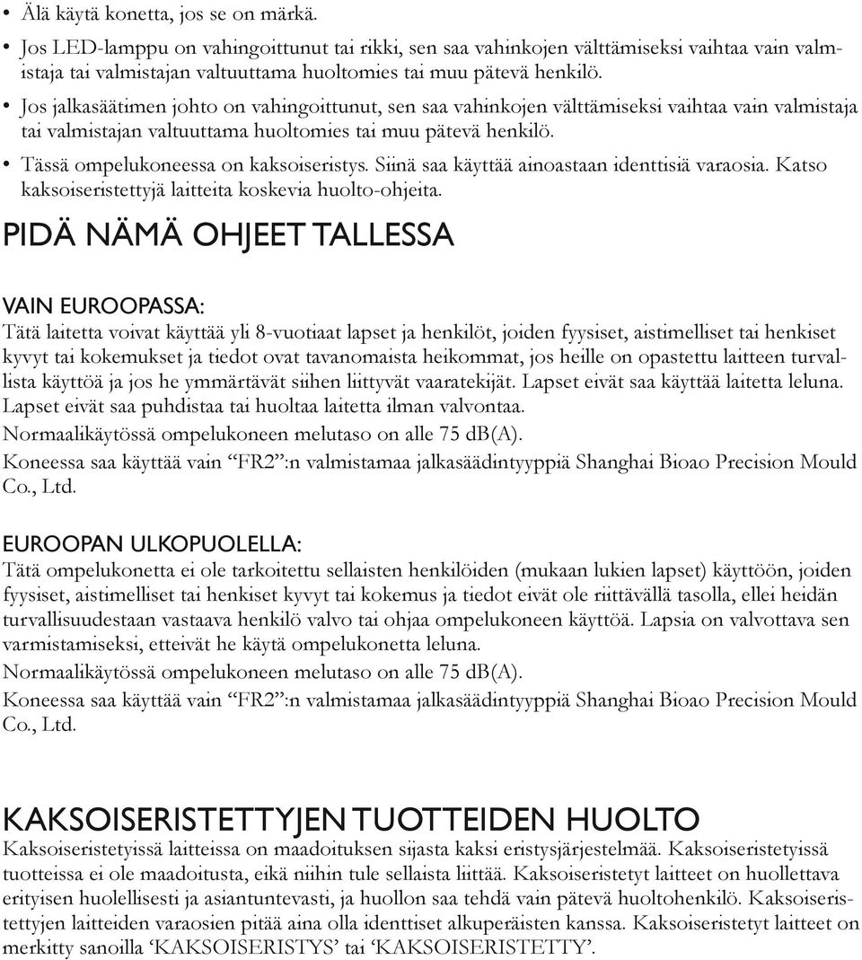 Tässä ompelukoneessa on kaksoiseristys. Siinä saa käyttää ainoastaan identtisiä varaosia. Katso kaksoiseristettyjä laitteita koskevia huolto-ohjeita.