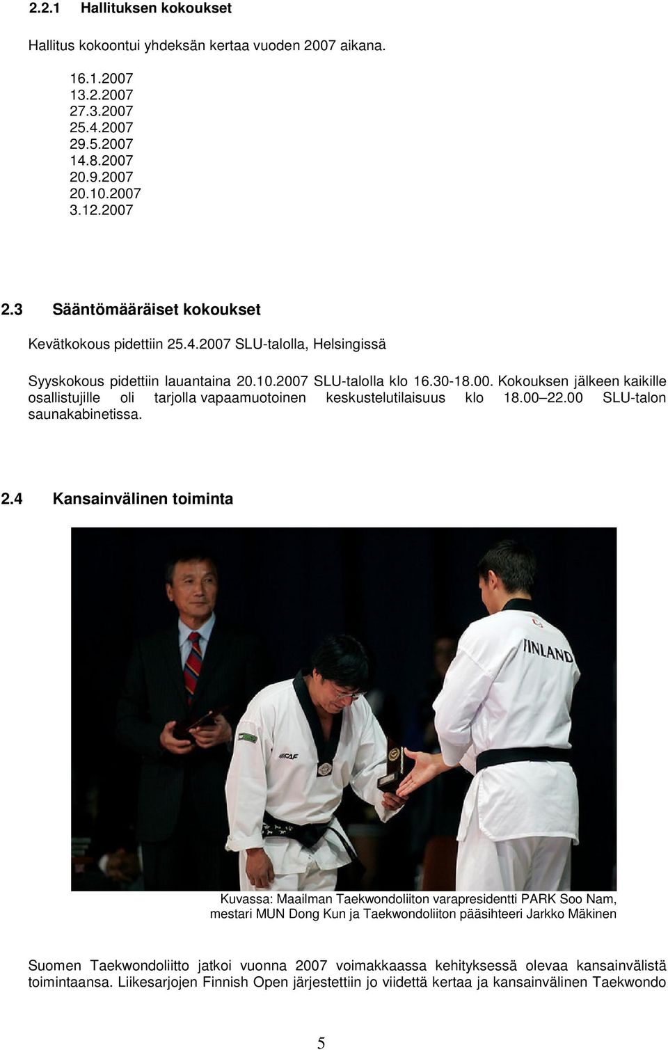 00 22.00 SLU-talon saunakabinetissa. 2.4 Kansainvälinen toiminta Kuvassa: Maailman Taekwondoliiton varapresidentti PARK Soo Nam, mestari MUN Dong Kun ja Taekwondoliiton pääsihteeri Jarkko Mäkinen